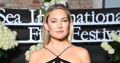 Kate Hudson szexi kivágott ruhájától leesik az állad