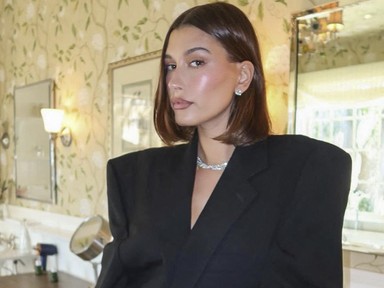 Gyönyörű édesanya! Hailey Bieber csipkés meztelenfelsőben pózol, és ennél ma biztosan nem látsz felszabadítóbbat