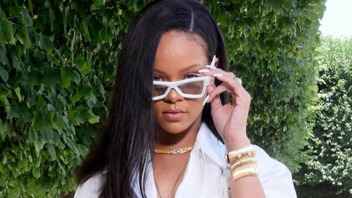 Rihanna bejön a hálószobádba, és ad néhány cuccot, amitől elpirulsz