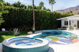 Alex Proba The Hill House medence