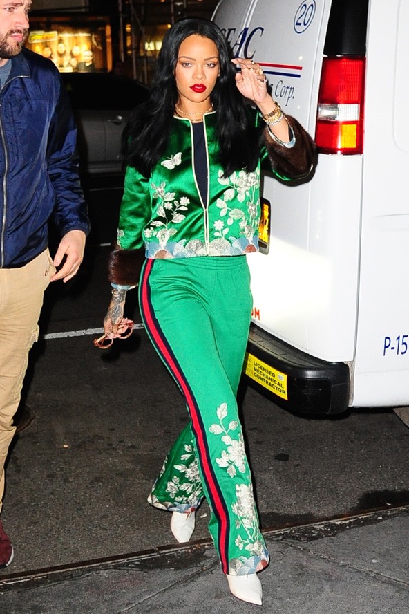 Mindenki Rihanna 400 ezres melegítőjén csodálkozik