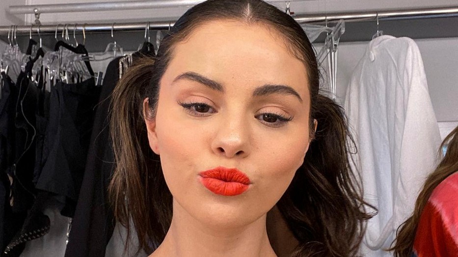 Selena Gomez elképesztően gyönyörű volt az Emmy-díjátadón