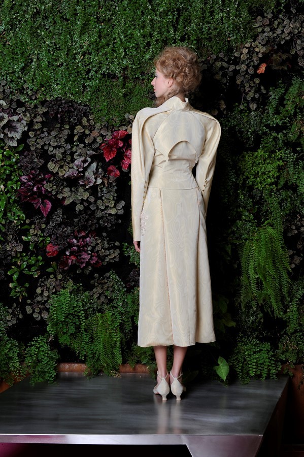 Szokatlan részletek, meglepő szabásvonalat jellemzik a Manier ruhadarabjait