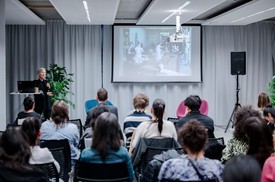 Dr. Valerie Steele a MOME-n tartott előadása közben