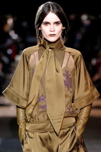 Nagy Réka a Givenchy kifutóján, Fotó: Fairchild Archive