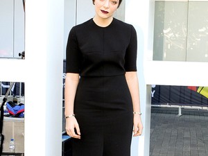 Lorde gótikus stílusban szomorkodik