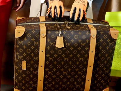 Kapaszkodj meg, ez a foszforeszkáló Louis Vuitton táska ULTRAMENŐ