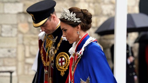 Lenyűgöző: Katalin hercegné és Sarolta hercegnő egyforma fejdísszel és frizurával tündökölt Károly király koronázásán