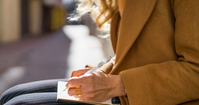 „Az írás biztonságos tér, ahol bátran lehetünk őszinték bármiféle szűrő nélkül" - Tényleg az írásterápia lehet a kulcs a mentális egészségünkhöz?