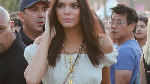 Már Kendall Jenner sem hord melltartót