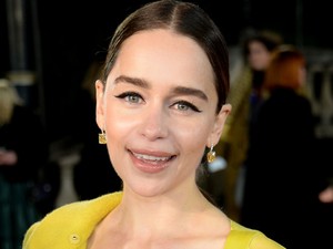 Pánikrohamot kapott a repülőtéren Emilia Clarke, és kéréssel fordult a rajongóihoz