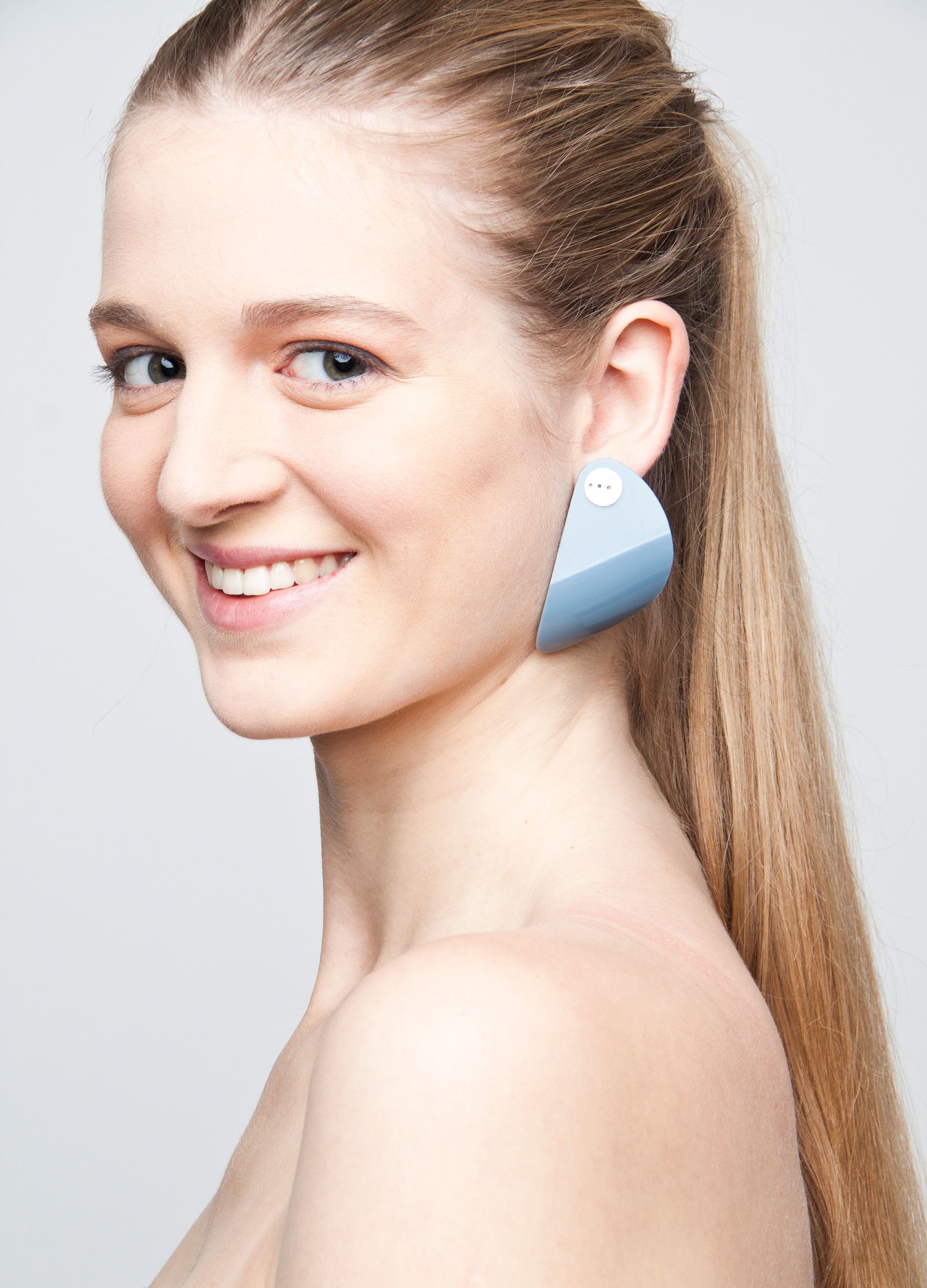 Ékszerei személyes történeteket rejtenek