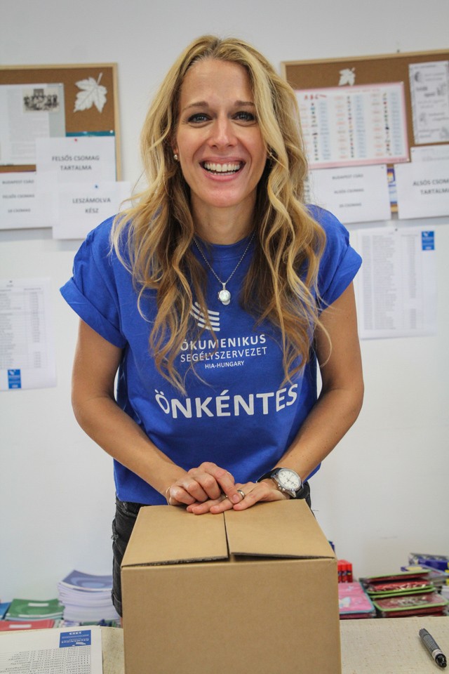 Sztárok és önkéntesek is bekapcsolódtak a pénzadományokból készülő tanszercsomagok összeállításába