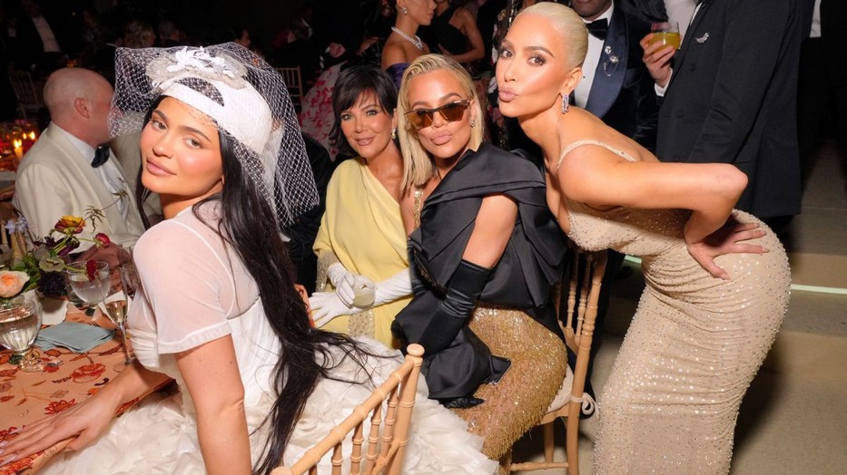 Kim Kardashian és családja sosem tartanak egy kis Photoshop-botránytól