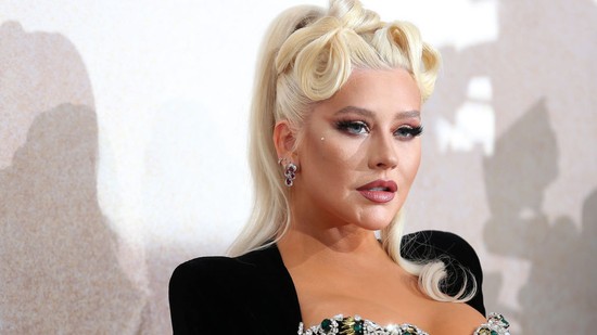 Christina Aguilera egy szál bugyiban lépett a vörös szőnyegre, és elképesztően sikkesen viselte