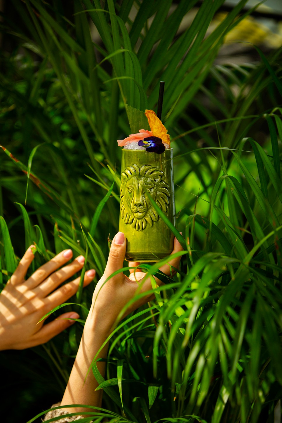 Az Oroszlán italát- ahogyan Leo-hoz illik - igazi királyi tiki pohárban szervirozzák, amiben valóban királyi, rum alapú egzotikus nedűt találunk.