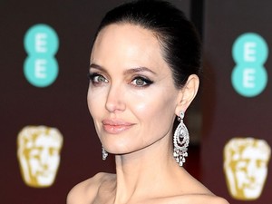 Angelina Jolie letisztult szettje elképesztően dögös
