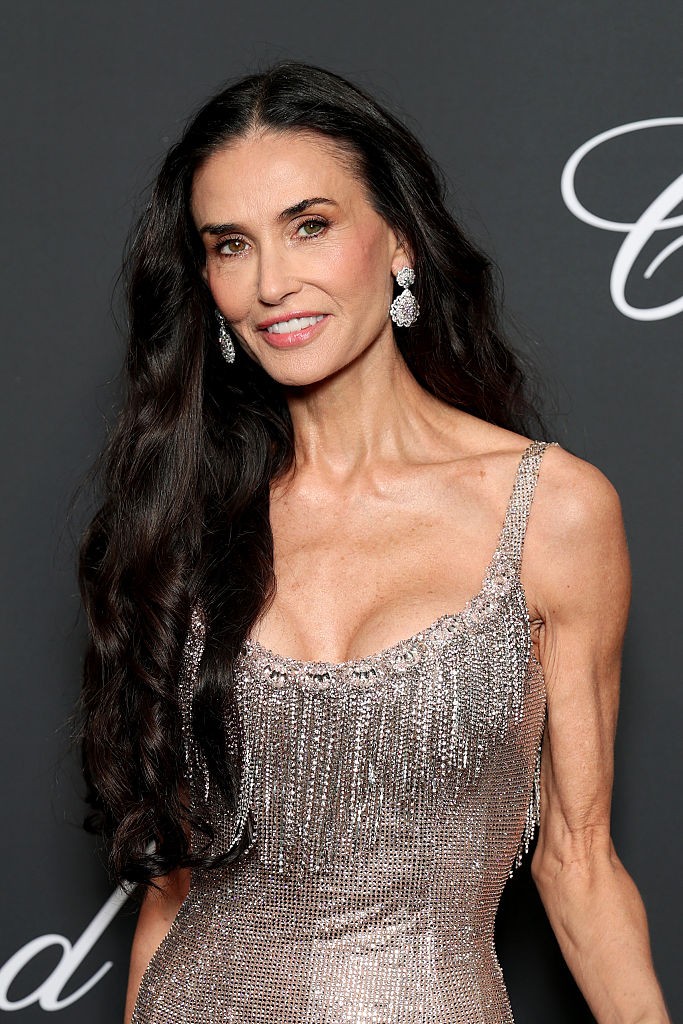 Tükörfényes tincsek: A Demi Moore-éhoz hasonló fényes haj kulcsa a haj egészsége. A rövidre vágott haj ápolása egyszerű, de ahogy nő, több figyelmet kell fordítani a haj középső hosszára és a hajvégekre.