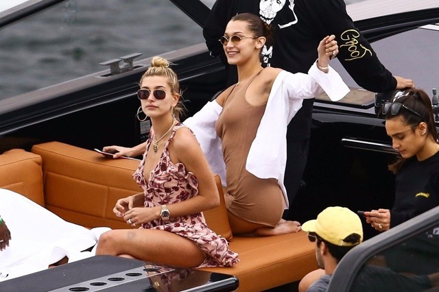 Bella Hadid egy hajón piheni ki a modellkedés fáradalmait!