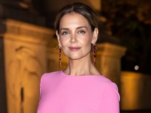 Katie Holmes álomszép ruhájából egyszerre ordít a meztelenség és az elegancia