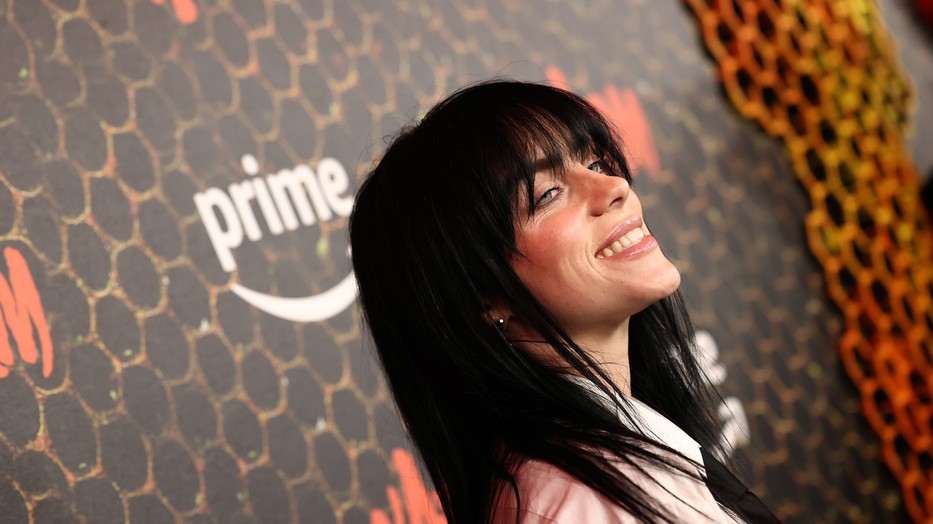 Billie Eilish "véres" arccal pózol, és nyomós indoka van rá