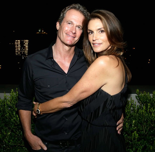 *Cindy Crawford és Rande Gerber*A modell és az üzletember körülbelül 30 évvel ezelőtt találkoztak egymással, amikor Cindy még kevésbé volt ismert. Egy rövid ideig jártak is, de hosszú távú barátsággá érett a kapcsolatuk, majd a modellt feleségül vette Richard Gere, akivel négy év után különváltak útjaik. Nem sokkal később Cindy és Rande rádöbbent, hogy együtt akarják leélni az életüket. Immár 23 éve házasok, és Cindy úgy véli, a boldogságuk titka, hogy tudják, bármit is hoz az élet, a barátságuk örökké fog tartani.