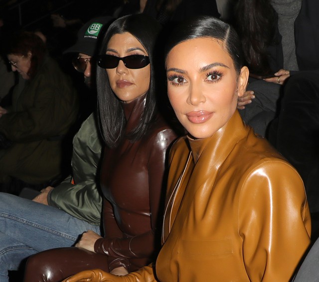 Kim Kardashian és Kourtney Kardashian a Balmainnél