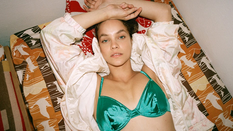 Palvin Barbara Tombor Zoltán Hazafelé című sorozatának (2019) egyik fotóján látható a Capa Központban megtekinthető Kelet-Európai szépség című divatfotó kiállításon