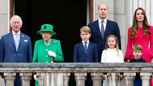 Ezt biztos nem szúrtad ki: Sarolta hercegnő így tisztelgett néhai dédnagyanyja, II. Erzsébet királynő előtt