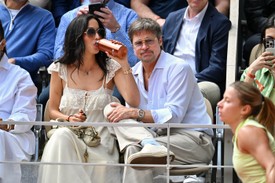 Brad Pittet és Ines de Ramont a Párizsban megrendezett 2026-os Roland Garros lelátóin is lefotózták, amint sikkesen, összeöltözve figyelték az egyik teniszmérkőzést.