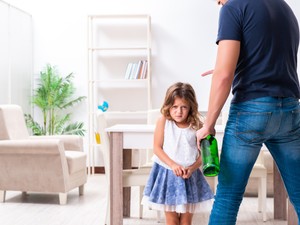 „Egyik percben szeretett, a másik percben ütött, sosem tudtam igazán, mi lesz a következő cselekedete”   