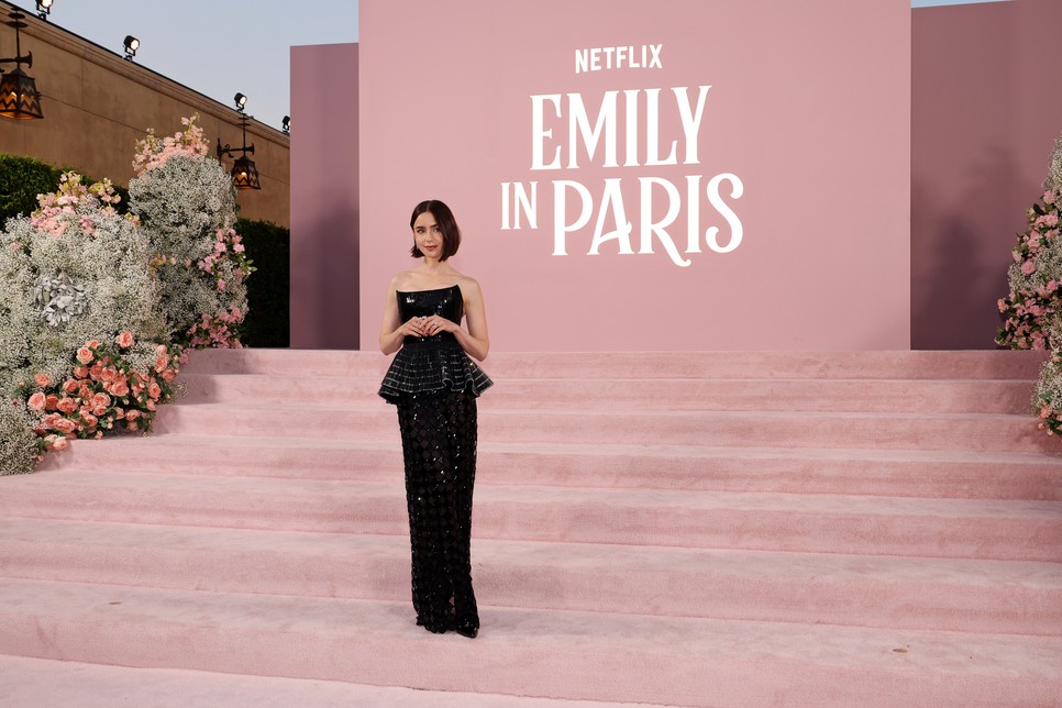 Lily Collins letisztult Armani estélyiben