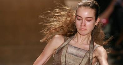 Tűz, liftben ragadt szerkesztők, kamu belépők - a divathét botrányai