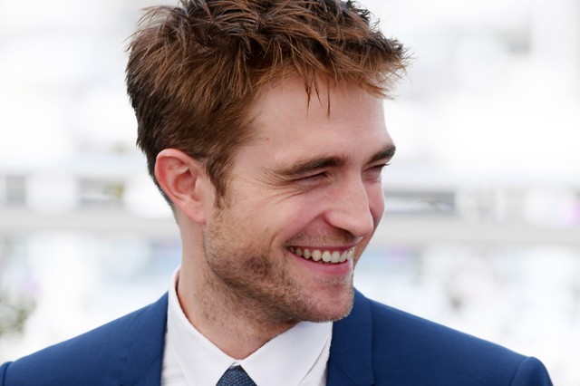 Robert Pattinson mosolya Cannes-ban