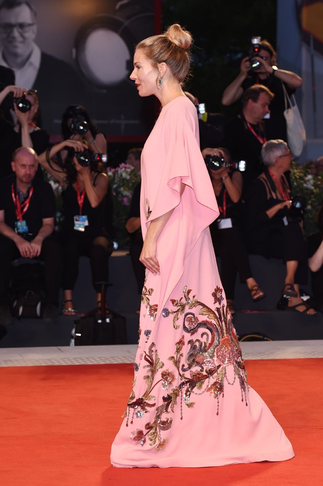 Sienna Miller viselte a legegyedibb ruhát a velencei filmfesztiválon