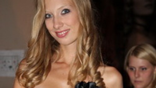 Borból tervez ruhákat