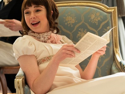 A Bridgerton család sztárja, Claudia Jessie nem csak a sorozatban őrületes karakter, a valóságban is