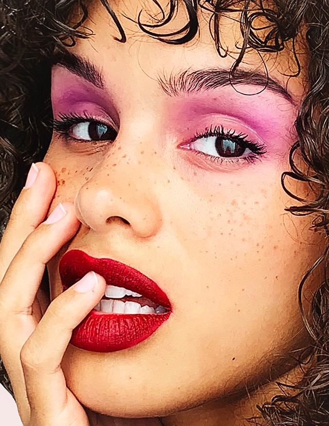 Vörös rúzs és hangsúlyos szemsmink? Naná! Bebizonyítjuk, hogy ez a kombináció nem tabu többé!