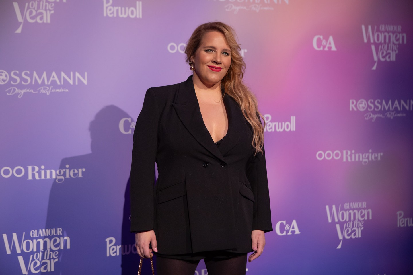 Tóth Vera egy ikonikus Kata Szegedi zakóban vette át Az év énekesnője díjat a GLAMOUR Women of the Year gálán