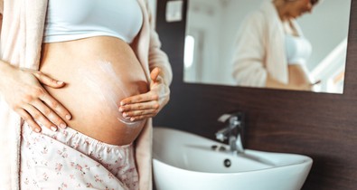 Striák nyomában: így ápold a hasbőrt a szakértő szerint terhesség és szoptatás alatt