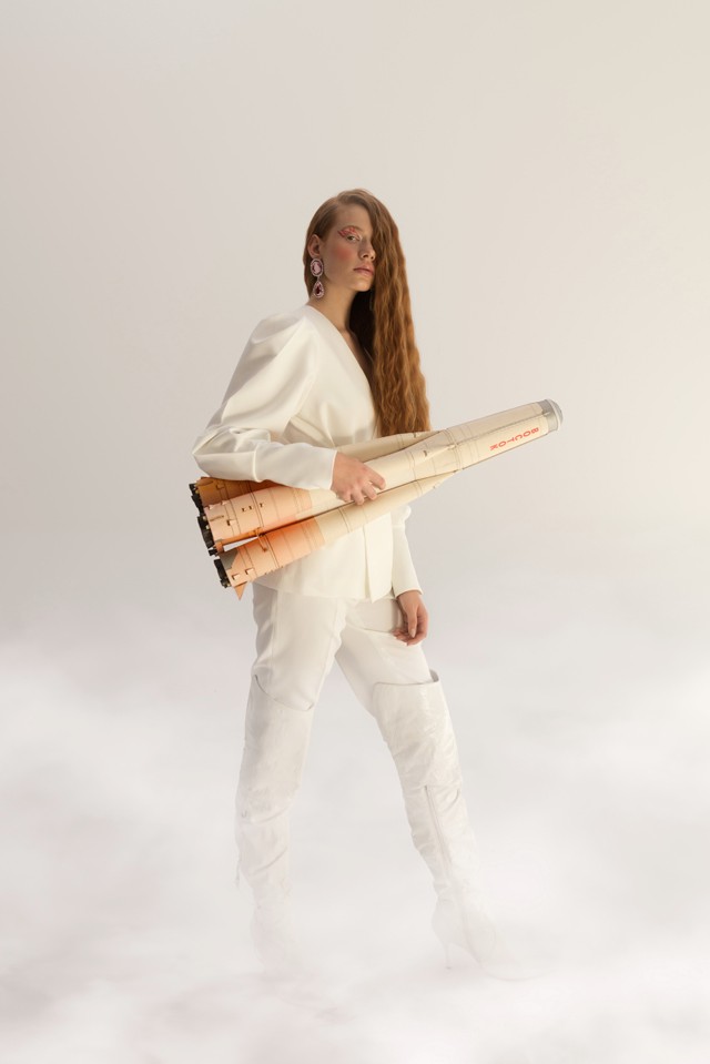 Blézer és nadrág ZAQUAD; Fülbevaló és csizma WE ARE DEARLY