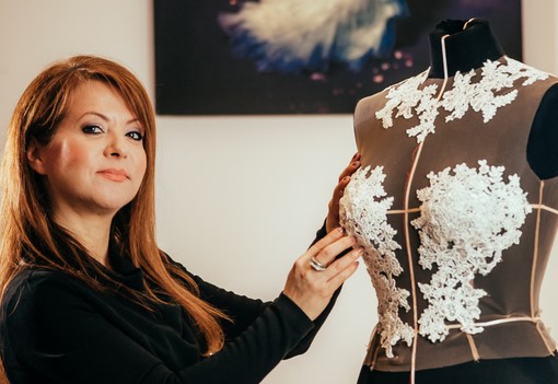 „Elmeséli, hogy már ő sem látja saját magában a nőt, és te csak nyeled a könnyeidet” - Halász Éva divattervező kerekesszékes lányoknak tervezett meseszép ruhákat