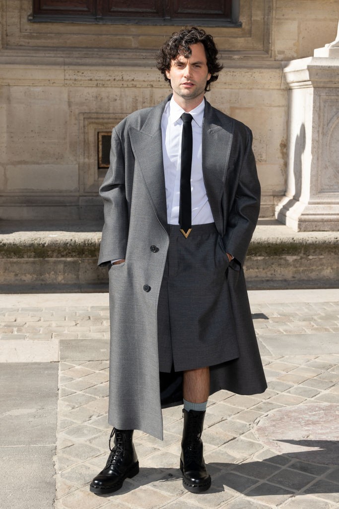 Október elseje, a nap, amikor Penn Badgley Serena van der Woodsennek öltözött. A You és a Gossip Girl sztárja egy irgalmatlan vagány szettet viselt a párizsi divathéten, ez a szoknya és kabát kombó a Valentino divatbemutatójának tökéletes gyöngyszeme volt. 