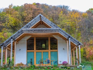 Pihend ki a mindennapok fáradalmait mesebeli környezetben: megnyitott a Boglya Ökoház!