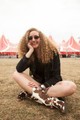 A cowgirl stílus alapdarabjai szerepelnek ezen a képen, amit bármikor bevethetsz egy fesztiválon.