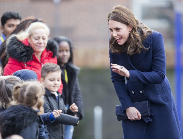 Kate Middleton iskolásokkal beszélget