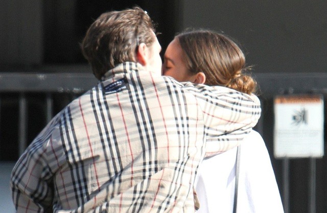 Brooklyn Beckham és Hana Cross csókváltása