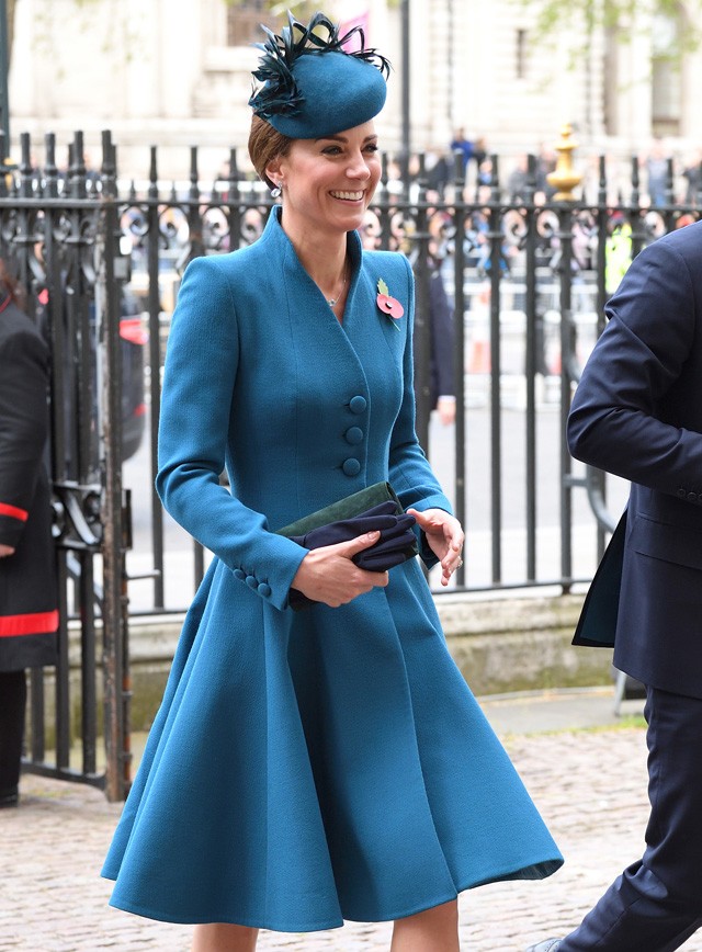 Kate Middleton egy Catherine Walker kabátruhában
