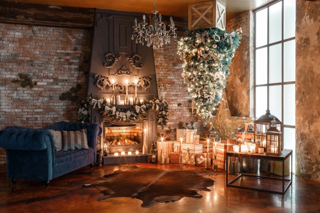 +1: Tetszenek a hagyományos karácsonyfák, de nem fér el nálatok? Lógasd le a mennyezetről! 