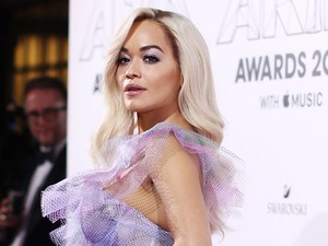 Rita Ora álomruhában: mintha egy felhőn libbent volna a vörös szőnyegre